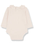 Hosszú ujjú, krémszínű fodros galléros baba body, puha pamut anyagból.