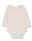 Bézs, hosszú ujjú baba body fodros gallérral, patentos záródással