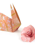 Origami nyúl és rózsa rózsaszín mintás papírból, kreatív játék gyerekeknek