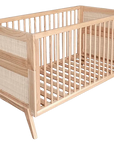 Natúr fa, modern designú babaágy gyerekszobába, rácsos oldalpanellel