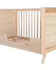 Prémium, természetes fa gyerekágy fonott oldalpanelekkel, minimalista design