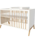 Modern fehér és fa babaágy gyerekszobába, prémium minőségű baba bútor