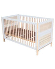 Modern rattan betétes fa babaágy fehér kerettel, gyerekszoba bútor
