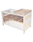 Babaágy természetes fából, fonott oldalbetétekkel és pelenkázó résszel, modern design