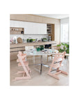 Modern konyha világos fa bútorokkal, rózsaszín babaszékek, étkezőasztal