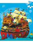 Gyerek puzzle, vidám kalózhajó, színes rajzolt figurákkal, kék háttér előtt.