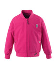 Gyerek élénk pink bomber kabát, cipzáros, világos logóval, modern stílusban.
