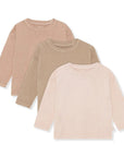 Három darab hosszú ujjú gyerek póló, bézs, barna és rózsaszín árnyalatban, letisztult stílusban.