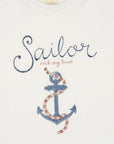 Fehér gyerekpóló matróz stílusban, horgony és Sailor felirattal, rövid ujjú.