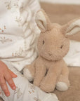 Bézs plüss nyuszi 15 cm, ülő kisgyermek mellett, nyuszis mintás pizsamában