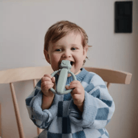 Mushie® Csörgő rágóka - robotka (halvány türkiz) - Mushie - Babajátékok - OduStore