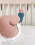 Owlet Dream Sock - Baba kiságyban, lábán okos zokni alvásfigyelő, fehér ágynemű