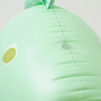 SunnyLife® Óriás felfújható spriccelő játék - Surfing Dino - SunnyLife - Nyári kellékek - OduStore