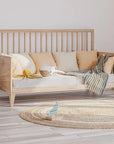 Natúr fa babaágy, bézs párnákkal, gyerekszobában, fonott szőnyeggel