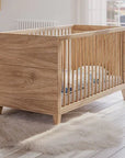 Natúr fa babaágy 70x140 cm, világos gyerekszobában, prémium, skandináv stílus