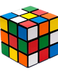 3x3 eredeti Rubik kocka, színes logikai játék összekeverve, fehér háttéren