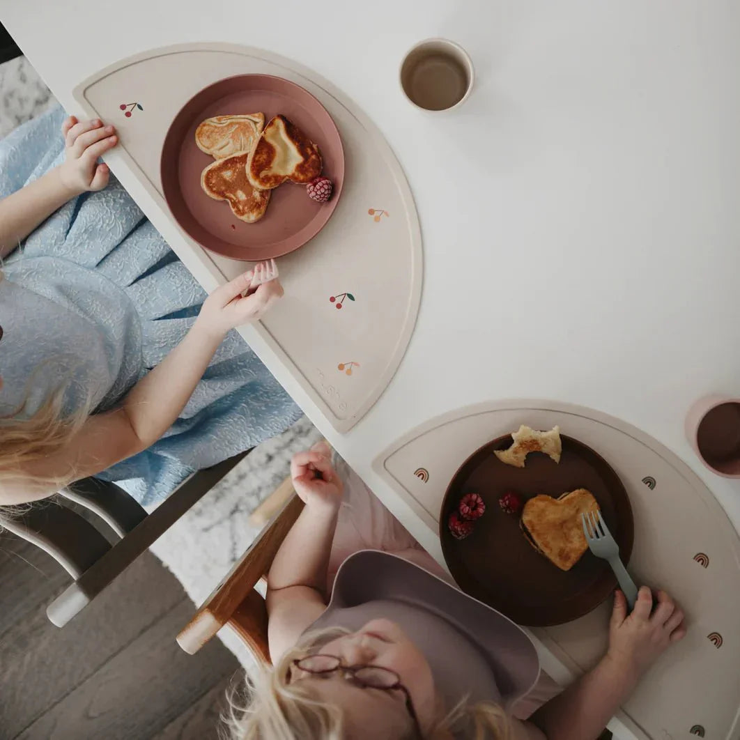 Baba hozzátáplálása