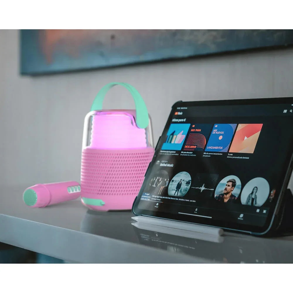 Rózsaszín karaoke mikrofon és LED hangszóró tablettel, modern gyerekszobában