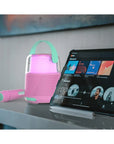 Rózsaszín karaoke mikrofon és LED hangszóró tablettel, modern gyerekszobában