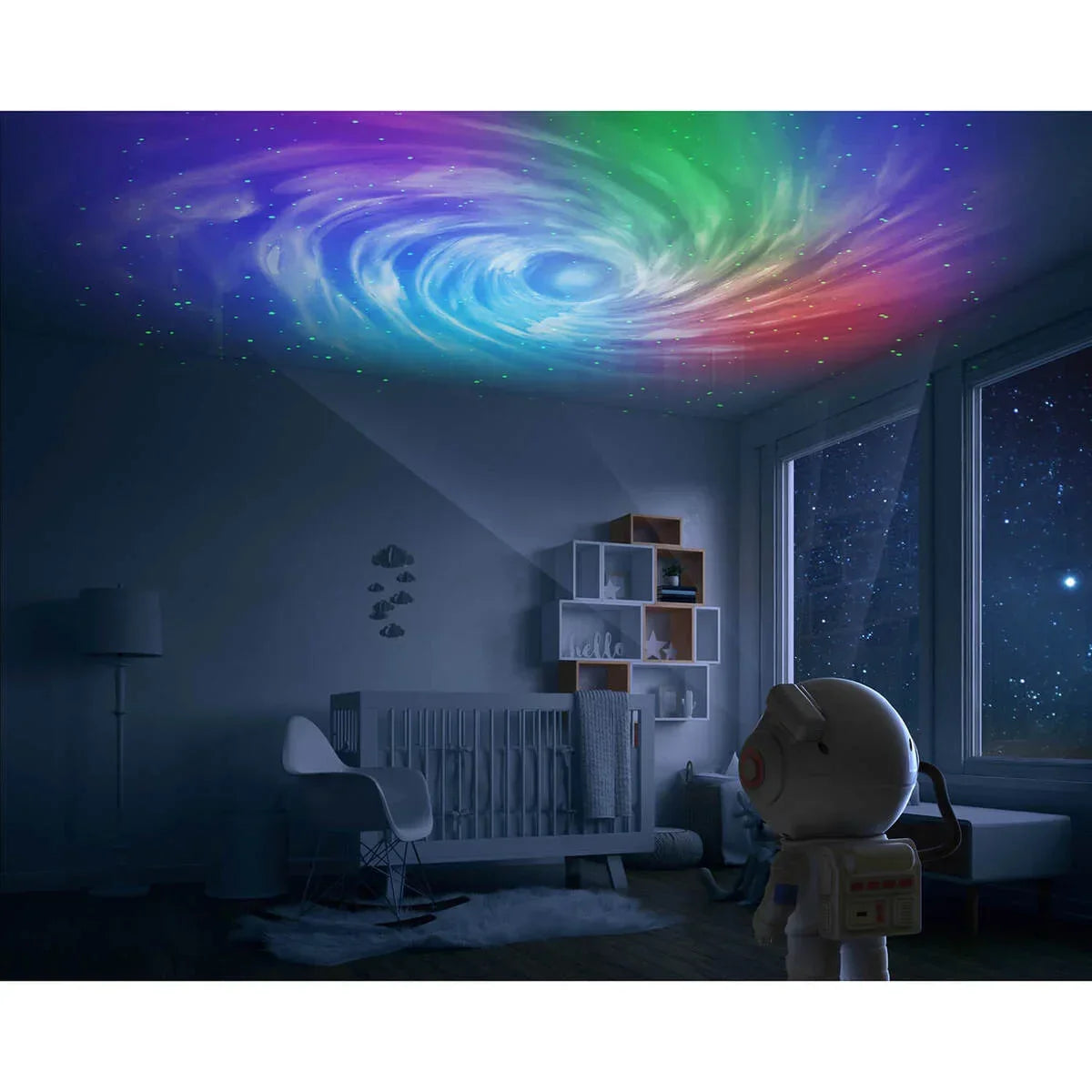 Űrhajós játékfigura gyerekszobában, galaxis mintás vetítőfény a mennyezeten, hangulatos dekoráció