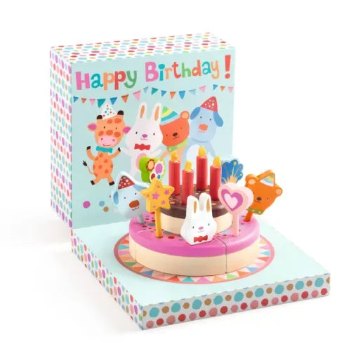 Fa szülinapi torta játék gyertyákkal és állatfigurákkal, színes ünnepi díszítéssel