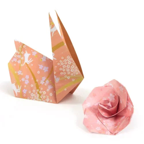 Origami nyúl és rózsa rózsaszín mintás papírból, kreatív játék gyerekeknek
