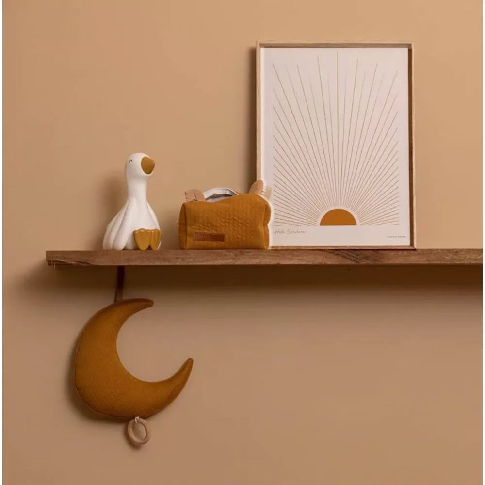 Minta gyerekszoba dekoráció: fa polc, plüss hold, napfelkelte poszter, baba játékok