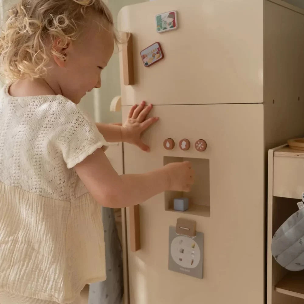 Kisgyermek fa játékhűtővel, interaktív babaszoba játék