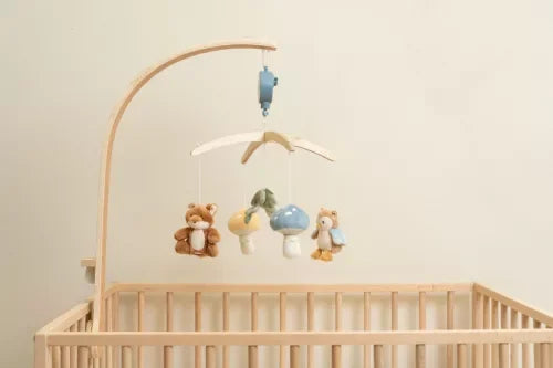 Fa babaágy felett lógó, erdei állatos és gombás zenélő forgó játék, minimalista stílusban