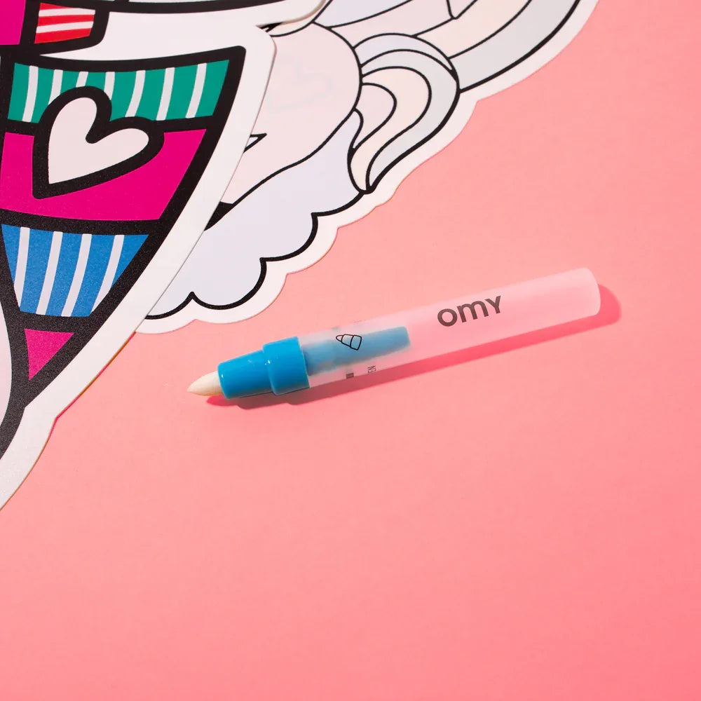 Színes matricák és gyerek mágikus toll rózsaszín háttéren, kreatív játékhoz