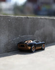 Fekete-arany retro játékautó kültéren betonon, prémium minőségű gyerekjáték