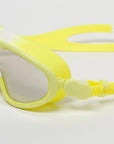 Gyerek sárga úszószemüveg fehér háttéren, sportos dizájn, állítható pánttal