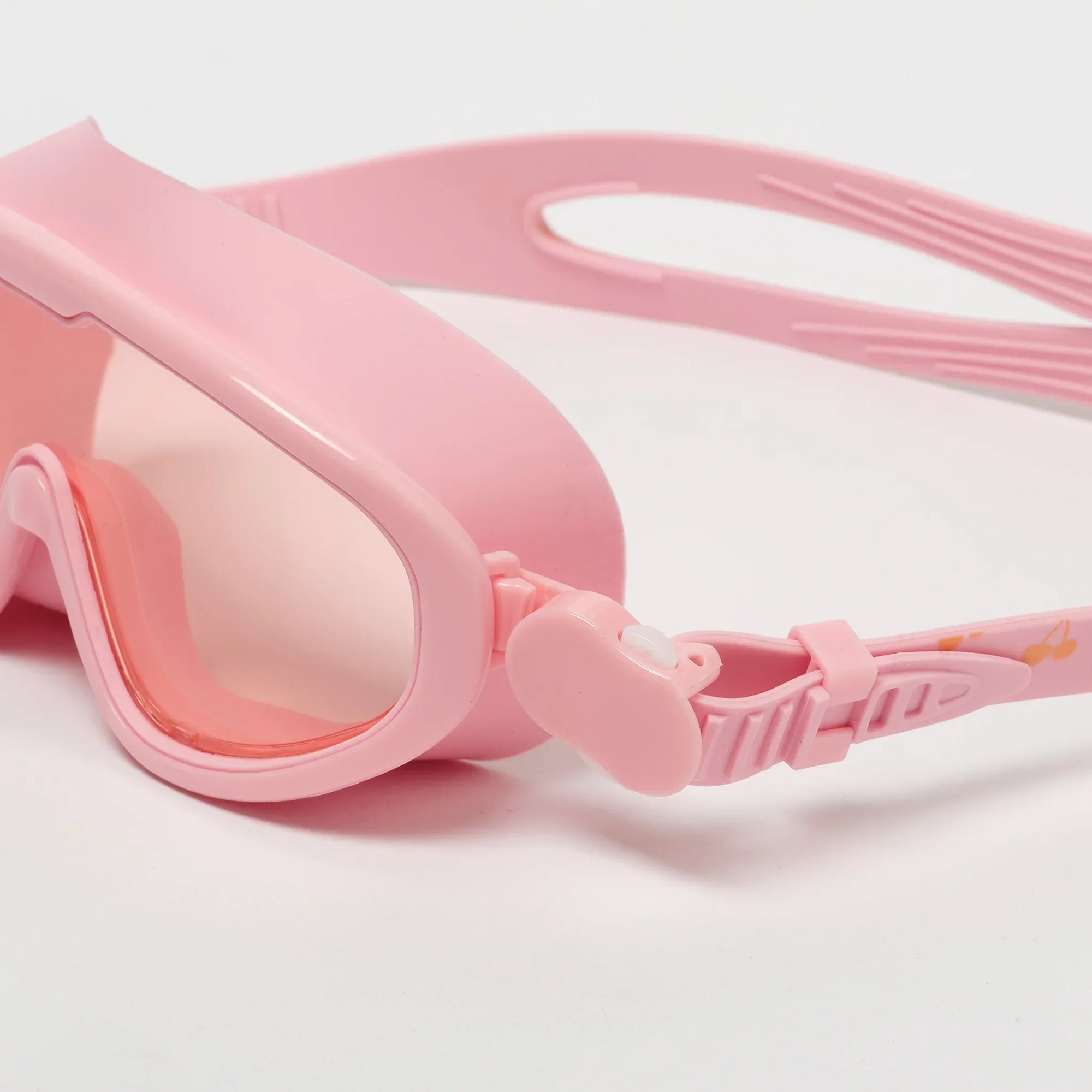 Rózsaszín gyerek úszószemüveg állítható pánttal, fehér háttéren