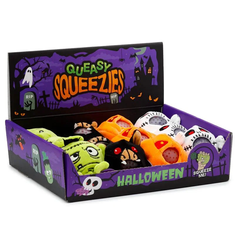 Halloween témájú plüss figurák dobozban, színes szörny és tök mintákkal