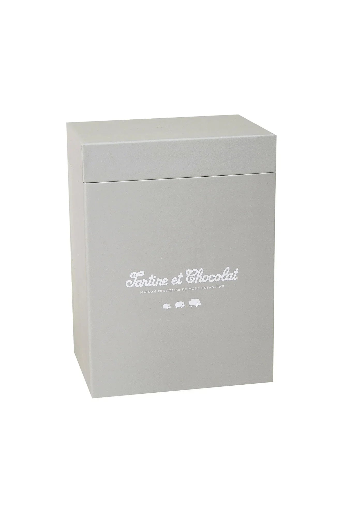 Szürke ajándékdoboz fehér logóval, prémium baba ruhák csomagolásához