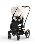 Modern, prémium babakocsi fehér üléssel, fekete vázzal, négy kerékkel
