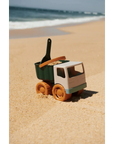 Homokozó teherautó játék strand homokon, zöld és barna színű műanyag lapáttal