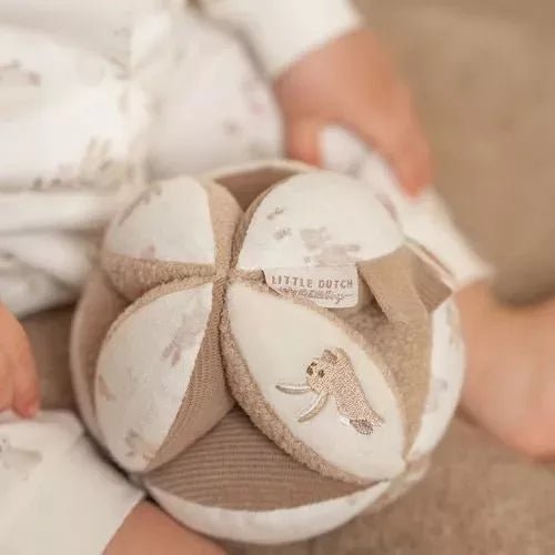 Little Dutch® Készségfejlesztő plüss labda - Baby Bunny - Little Dutch - Készségfejlesztők - OduStore