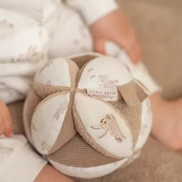 Little Dutch® Készségfejlesztő plüss labda - Baby Bunny - Little Dutch - Készségfejlesztők - OduStore