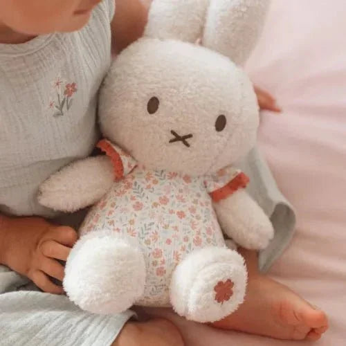 Miffy plüss nyuszi virágos ruhában, kisgyermek ölében, puha játék babáknak