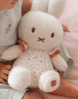 Miffy plüss nyuszi virágos ruhában, kisgyermek ölében, puha játék babáknak