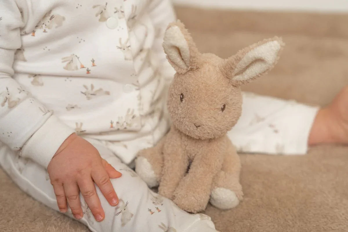 Bézs plüss nyuszi 15 cm, ülő kisgyermek mellett, nyuszis mintás pizsamában