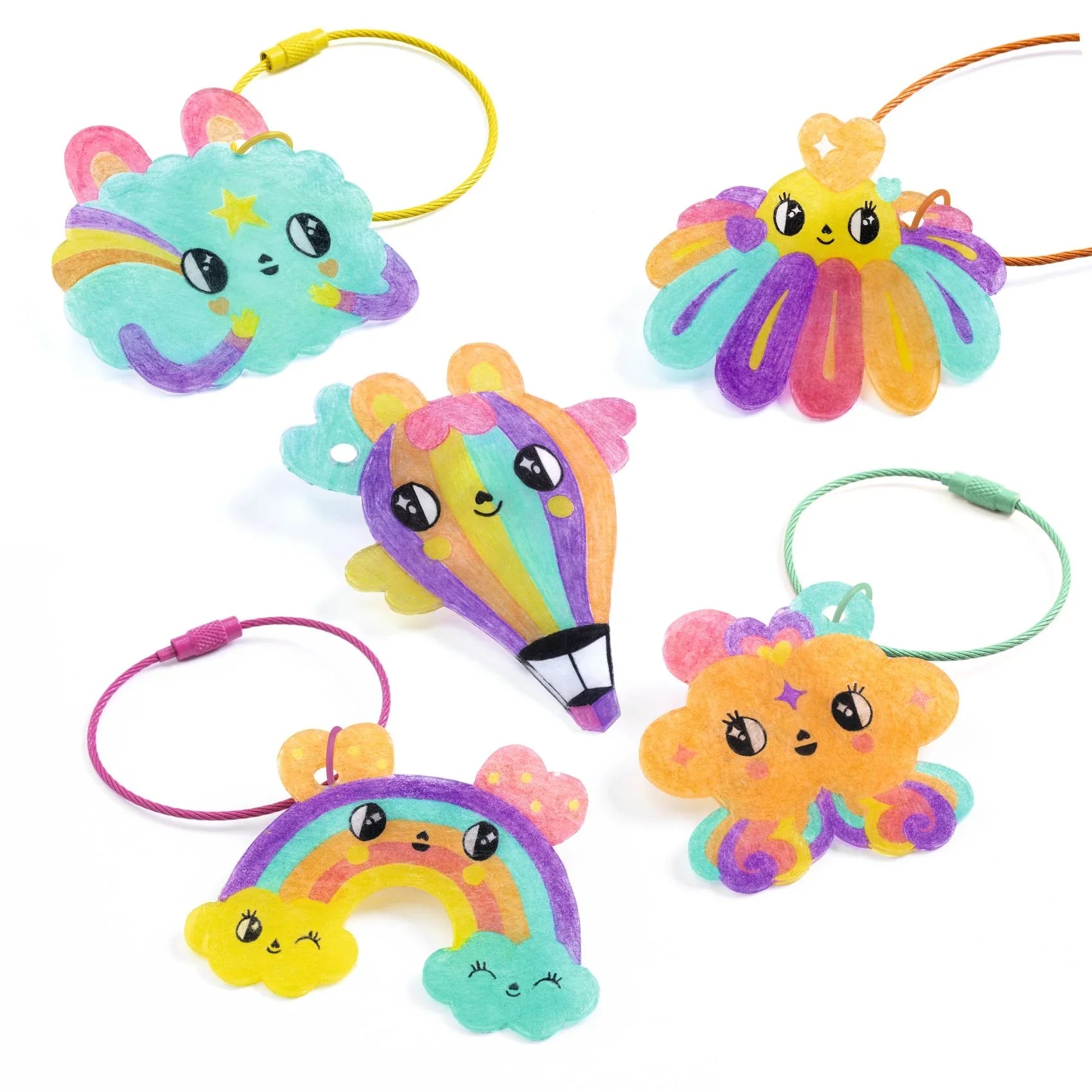 Színes, kawaii stílusú műanyag kulcstartó díszek felhő, szivárvány, léggömb és állat formákkal fehér háttéren.