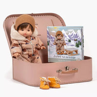 Minikane Bőröndös Játékbaba - Jules Goes Sledding