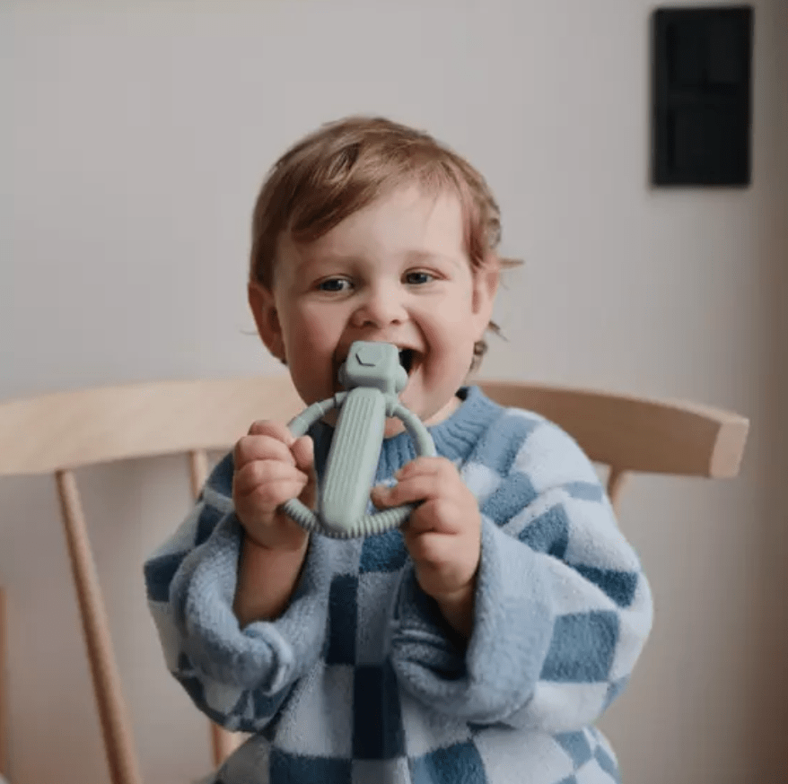 Mushie Csörgő Rágóka - Robot (Halvány Türkiz) - Mushie - Babajátékok