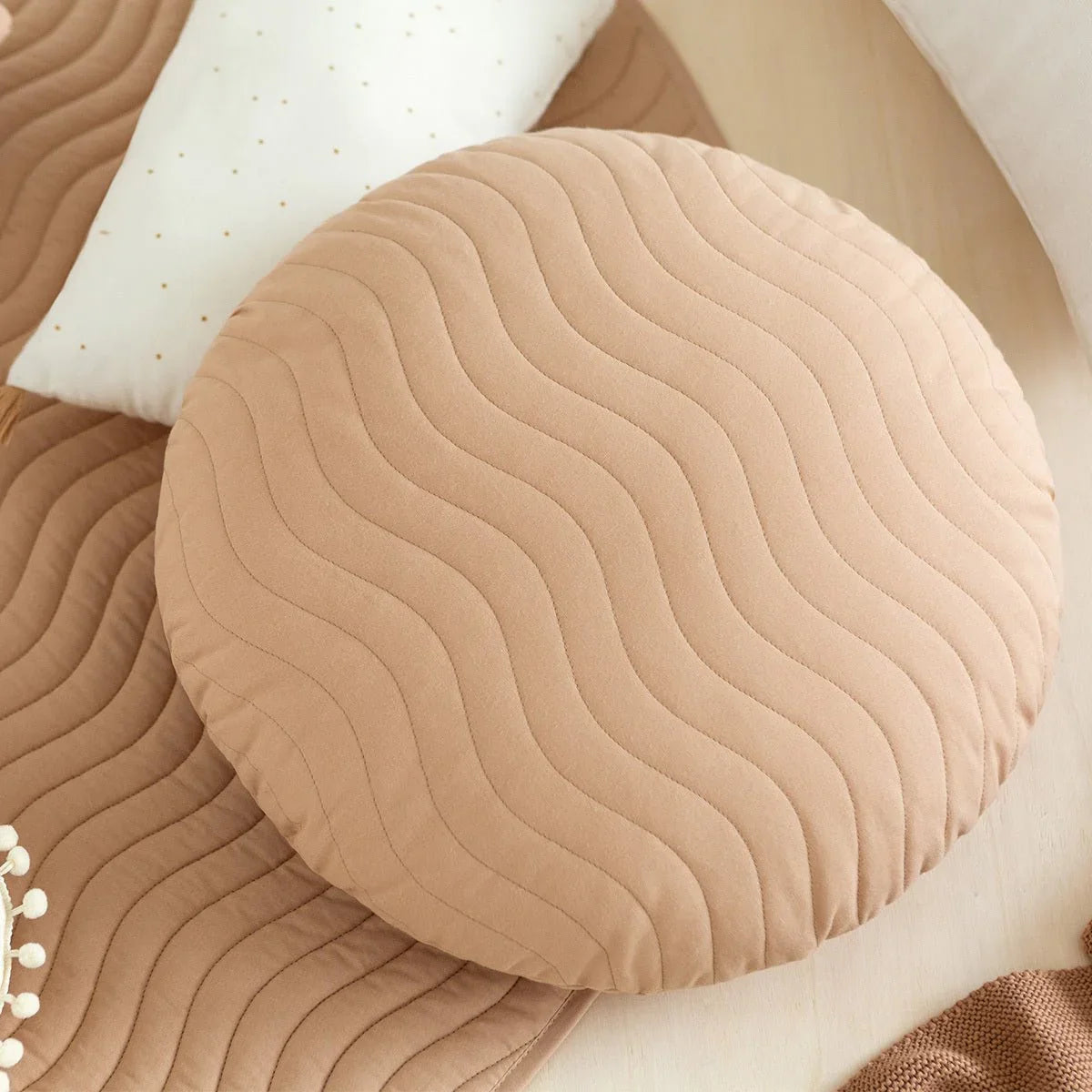 Kör alakú, nude színű, steppelt pamut párna gyerekszobába, minimalista design