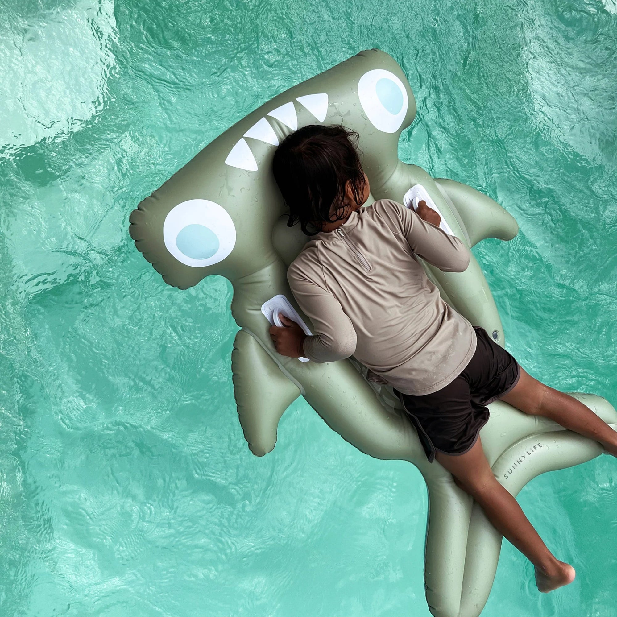 Sunnylife® Gyerek Felfújható Matrac - Salty the Shark Khaki - SunnyLife - Nyári kellékek - OduStore