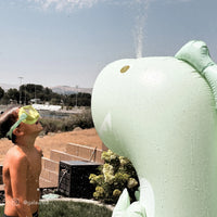 SunnyLife® Óriás felfújható spriccelő játék - Surfing Dino - SunnyLife - Nyári kellékek - OduStore