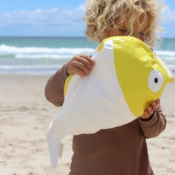 SunnyLife® Vízhatlan táska - Finn the Fish Neon Yellow - SunnyLife - Nyári kellékek - OduStore