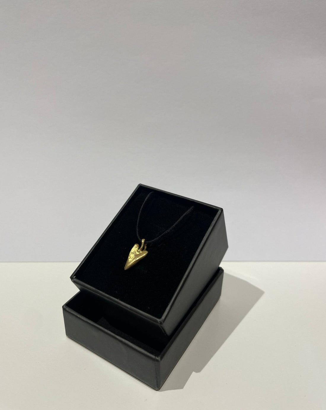 Hoffmann D’or nyaklánc - Aranyozott ezüst szív medállal, zsinóron - Studio hoffmann D'or - Ékszerek, kellékek